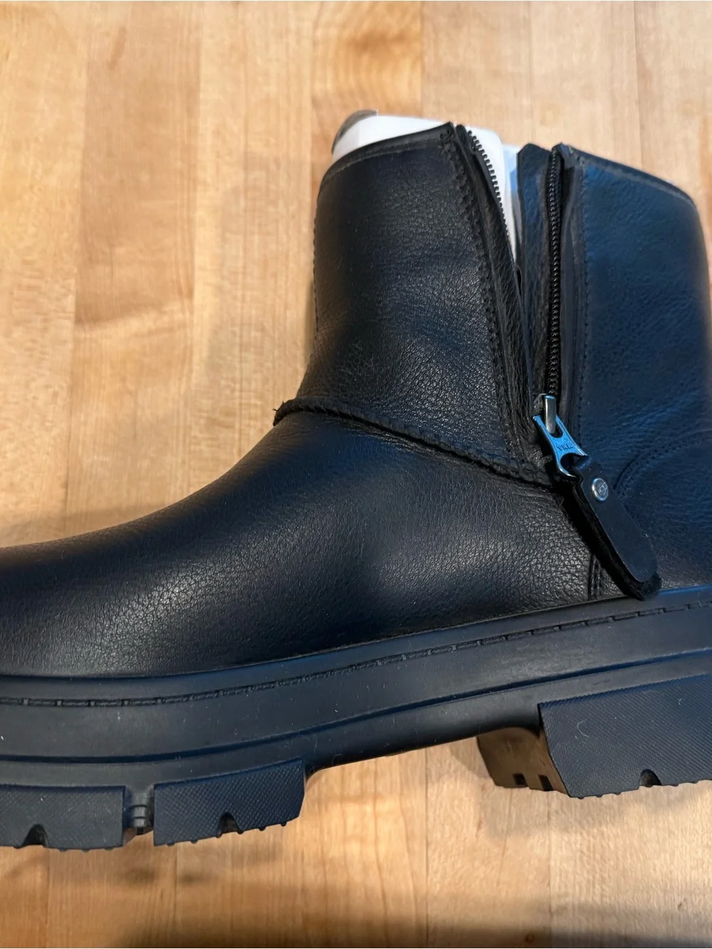 Ugg men’s Skyview zip-up Ankle Boots 11.5